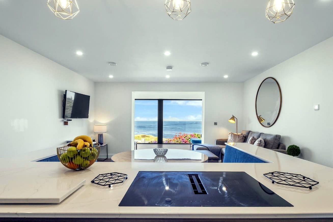 Open-plan living with panoramic glazing