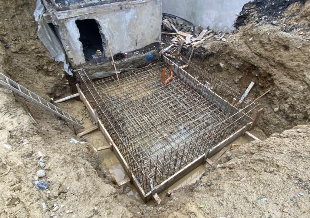Excavated footing with tied reinforcement cage